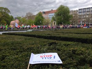 Demonstranten vor dem Umzug auf dem Weg zum Opernplatz in Hannover