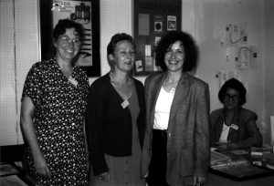 1996 – Präsentation des Bücherfrauen e.V. auf der F.A.M.E. in Hannover – v.l.n.r. Brigitte Mauch, Martina Rußmann, Evelyn Kuttig, im Hintergrund Angelika Beck vom Postskriptum Verlag 